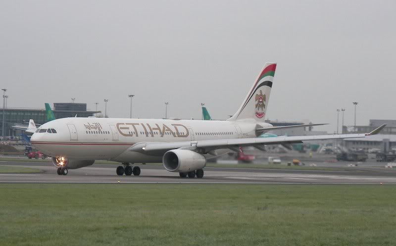 http://i88.photobucket.com/albums/k169/widmeister/01-etihad.jpg