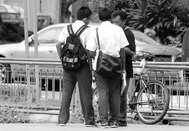 Peddlers with red plastic bags containing cigarettes touting their goods