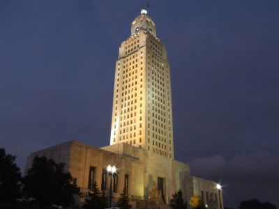 Louisiana_State_Capital_at_night-1.jpg