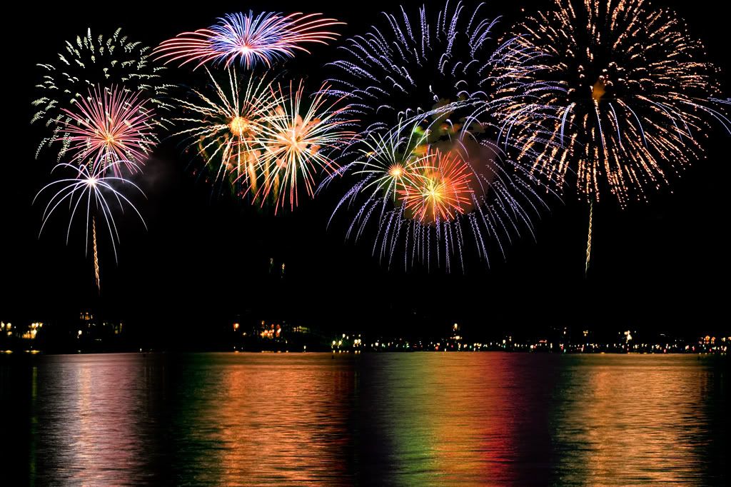 IMAGE: http://i88.photobucket.com/albums/k188/wernersl/fireworks%202008/Fireworkscompositecopy.jpg