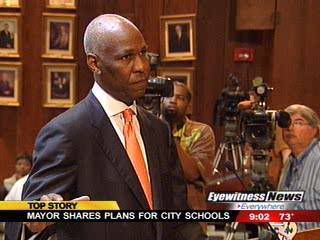 Memphis mayor addresses school board