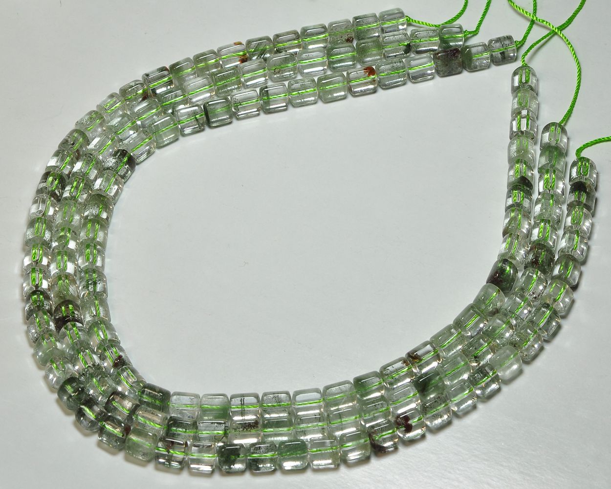 215ct Verde Phantom Cuarzo Suave Fancy forma granos 16 pulgadas STRAND